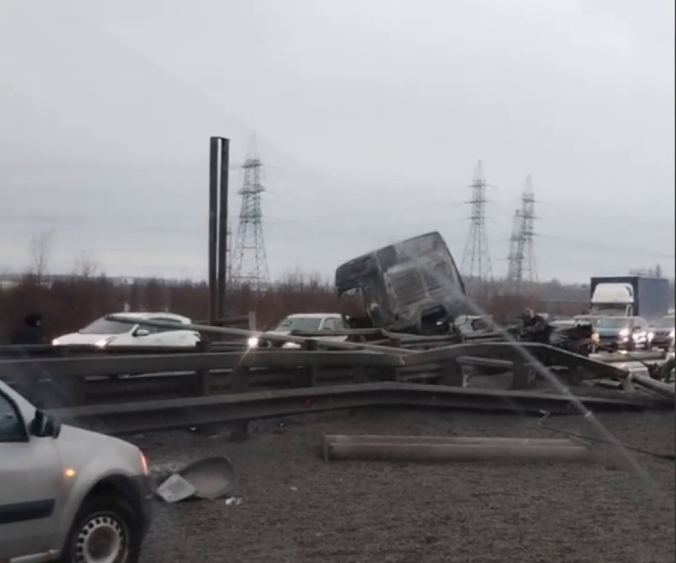 Движение на КАД и выезд из Петербурга приостановило страшное ДТП